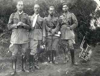 Juscelino Kubitschek (E) com os colegas mdicos no campo de batalha da Revoluo de 1932, na Serra da Mantiqueira(foto: Eugnio Silva/Reproduo/Arquivo EM)