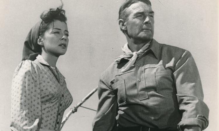 Os atores Randolph Scott e Gail Russell esto lado a lado em cena do filme 7 homens sem destino