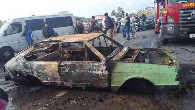 Moradores de Ribeiro das Neves incendiaram um carro e queimaram pneus durante protesto em apoio aos caminhoneiros desta sexta-feira na BR-040Mrcia Maria Cruz/EM/DA Press