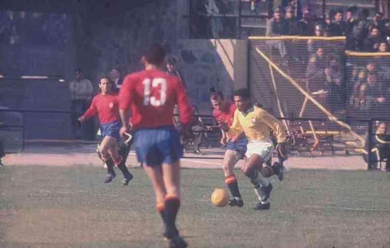 Garrincha brilhou na Copa'1962: contra o Chile foram dois gols no triunfo por 4 a 2, na semifinal(foto: Arquivo EM 17/6/1962)