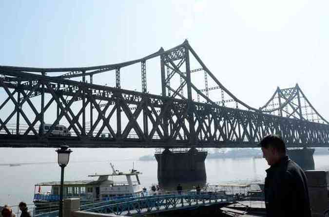 Carro atravessa ponte sobre o rio Yalu, que marca a fronteira entre a Coreia do Norte e a China(foto: WANG ZHAO / AFP)