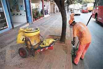 Trabalhador da SLU na Rua Santa Catarina: Centro segue com trs varries dirias, mas h locais limpos uma vez a cada 15 dias(foto: Leandro Couri/EM/D.A PRESS )