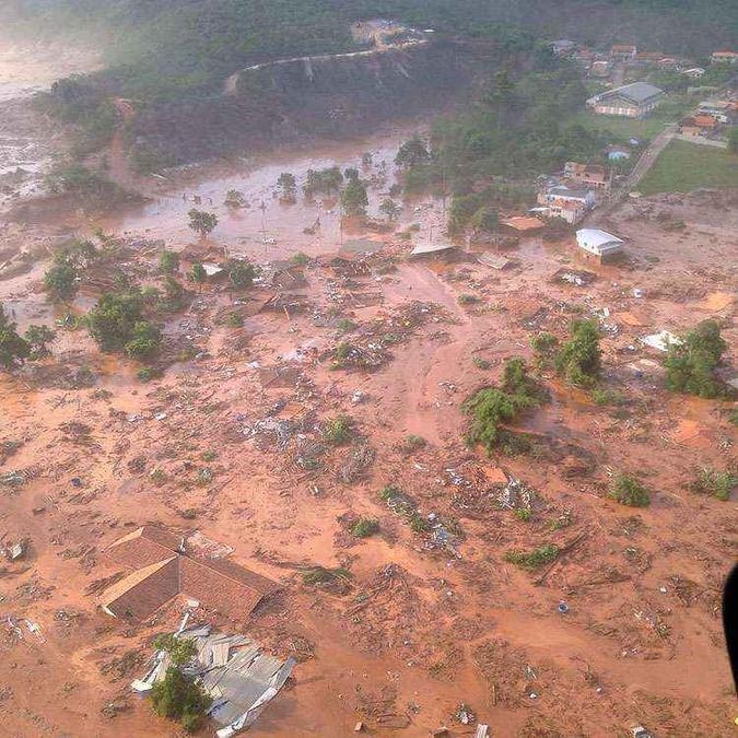 Vilarejo foi arrasado; teto no canto inferior esquerdo era da escola de Bento Rodrigues(foto: Corpo de Bombeiros/Divulgação) Vilarejo foi arrasado; teto no canto inferior esquerdo era da escola de Bento Rodrigues(foto: Corpo de Bombeiros/Divulgação)