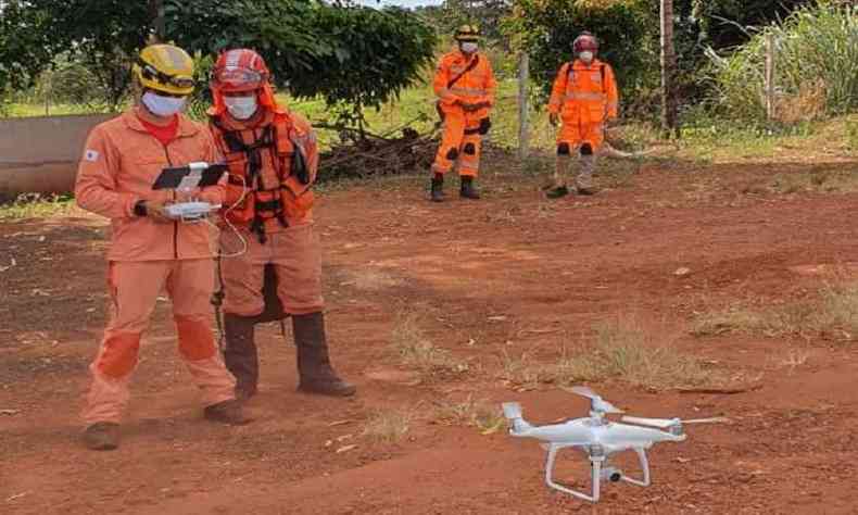 Bombeiros utilizam ces e um drone nas buscas por desaparecido(foto: CBMMG/Divulgao )