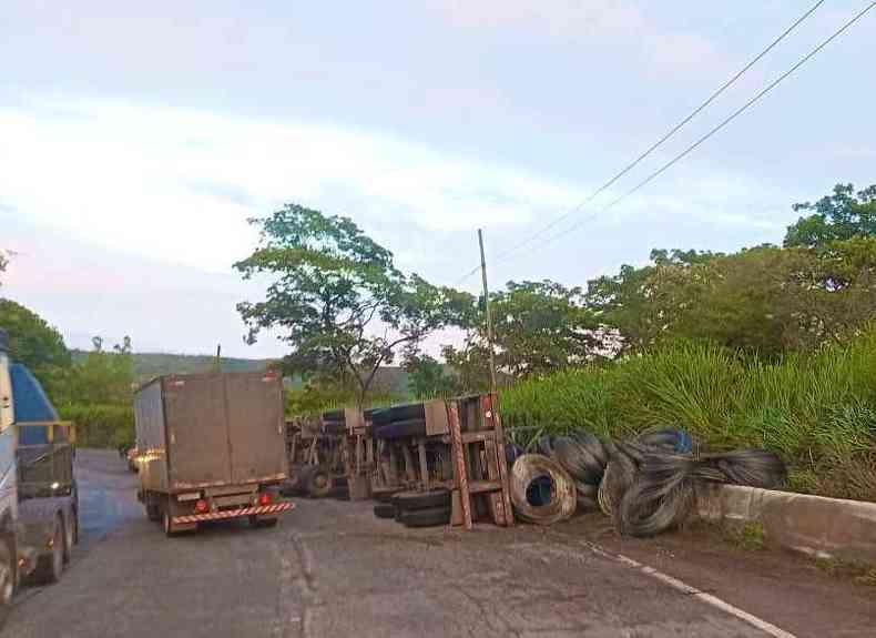 Acidente: Carreta carregada com bobinas tombou na BR-381, em Ravena, distrito de Sabar, na Grande BH