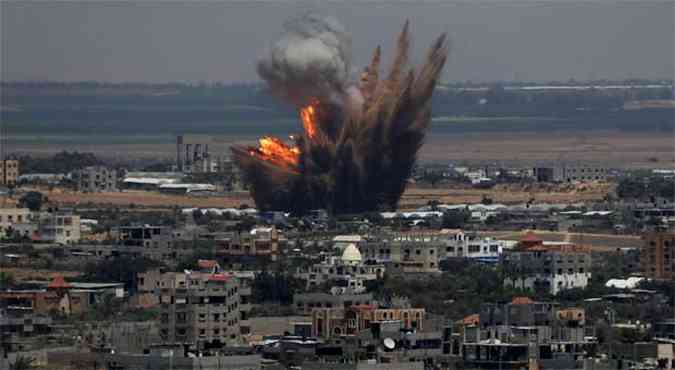 Exploso provocada por ataque areo israelense em Rafah , na Faixa de Gaza(foto: REUTERS/Ibraheem Abu Mustafa)