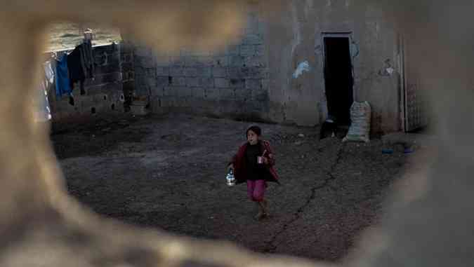 Grupo de Direitos Humanos entrevistou diversas crianas que foram sequestradas pelo Estado Islmico, no fim da maio, em Kobani(foto: ARIS MESSINIS/AFP)