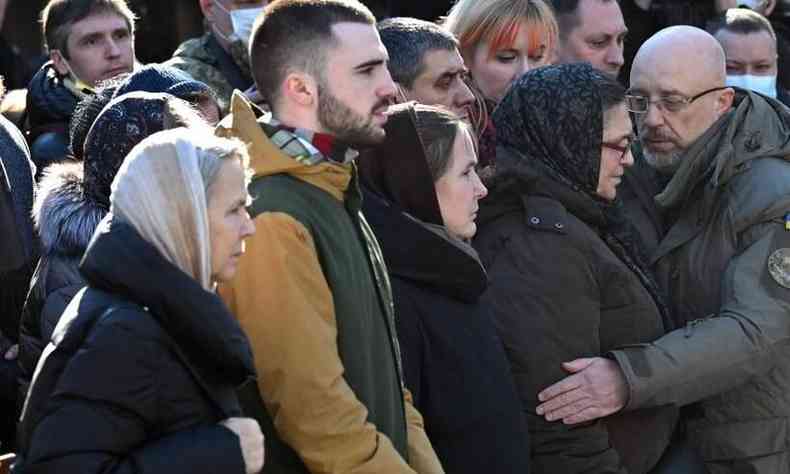 ministro da Defesa ucraniano, Oleksiy Reznikov (D), expressa condolências aos parentes do capitão Anton Sidorov, que morreu em bombardeio na linha de frente com separatistas apoiados pela Rússia, durante uma cerimônia de despedida em Kiev