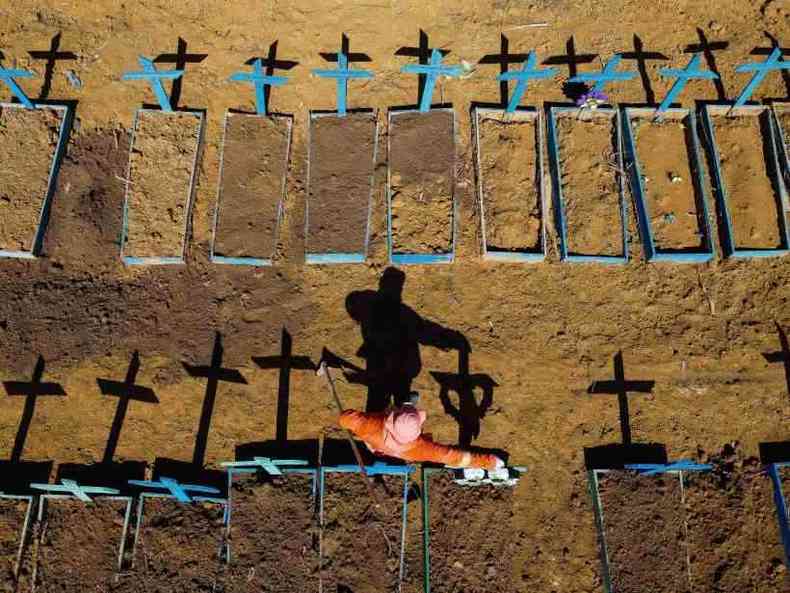 Em Manaus, gravidade da pandemia tambm provocou crise funerria(foto: Michael Dantas/AFP)