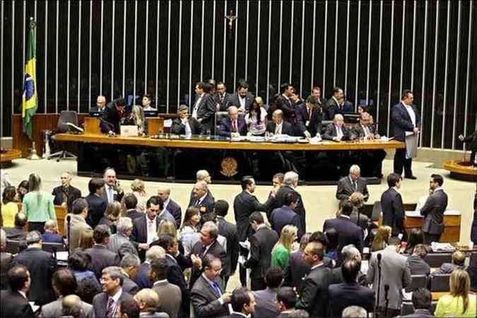 Conduo do ex-presidente Luiz Incio Lula da Silva  Polcia Federal e acusaes do senador Delcdio do Amaral (PT-MS) fragilizam apoio ao governo no Congresso (foto: Andr Dusek /estado Contedo - 30/6/15)