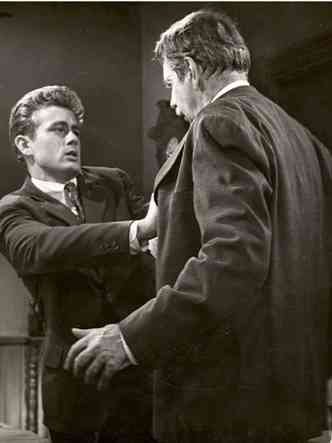 O ator James Dean em cena de Vidas amargas (1955), de Elia Kazan, um dos trs cineastas favoritos do autor(foto: Warner Bros./Divulgao)