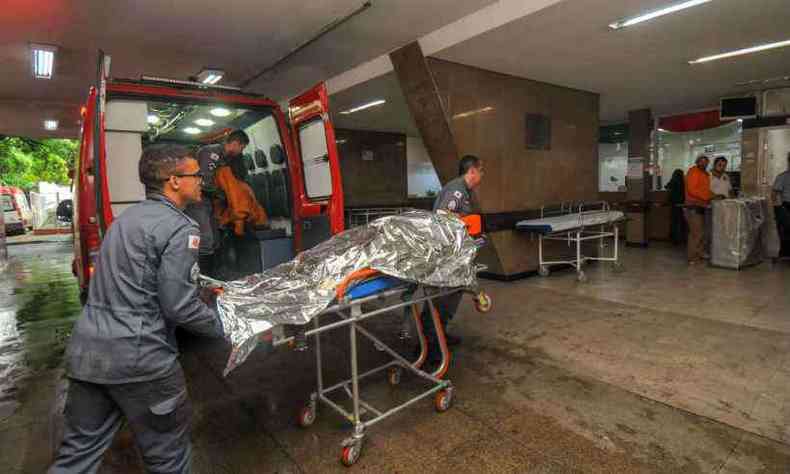 Funcionria atingida por rvore no resort chega ao Hospital Joo XXIII(foto: Leandro Couri/EM/D.A Press)