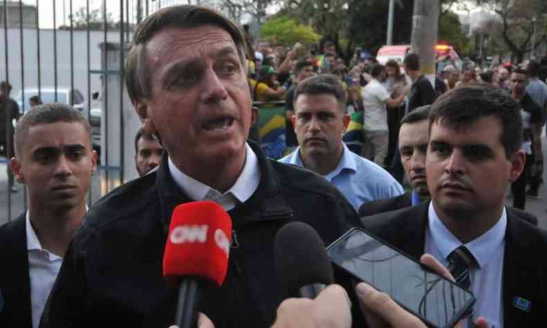 Jair Bolsonaro sendo entrevistado por jornalistas em Belo Horizonte