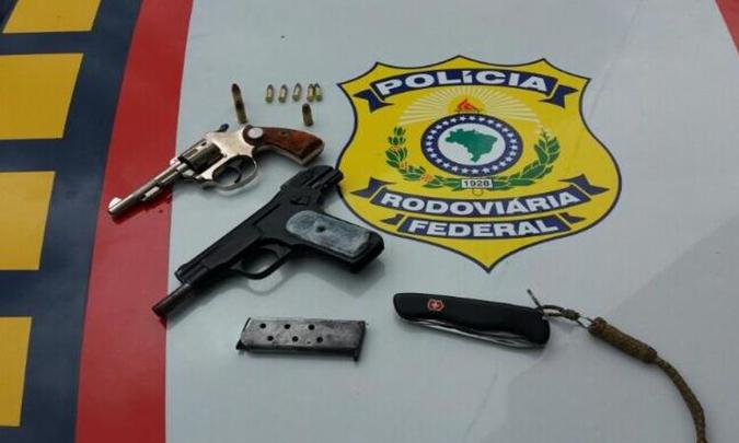 Armas não tinham documentos de porte e nem registros e foram apreendidas(foto: PRF/Divulgação) Armas não tinham documentos de porte e nem registros e foram apreendidas(foto: PRF/Divulgação)