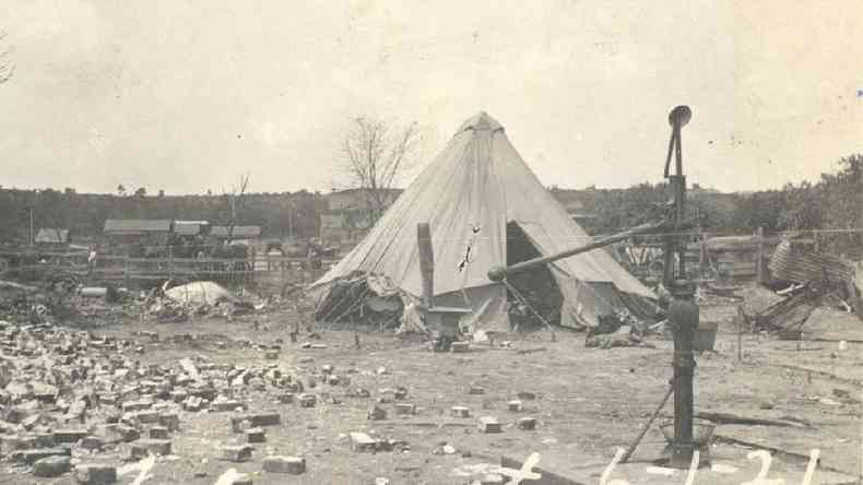 Moradores tiveram que viver em barracas aps destruio(foto: Oklahoma Historical Society)