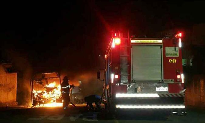 A equipe do Corpo de Bombeiros gastou 4,5 mil litros de água para apagar fogo ateado a ônibus da linha 617(foto: Corpo de Bombeiros/Divulgação) A equipe do Corpo de Bombeiros gastou 4,5 mil litros de água para apagar fogo ateado a ônibus da linha 617(foto: Corpo de Bombeiros/Divulgação)