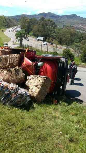 Veculo estava carregado com papel(foto: Polcia Militar Rodoviria (PMRv) / Divulgao)