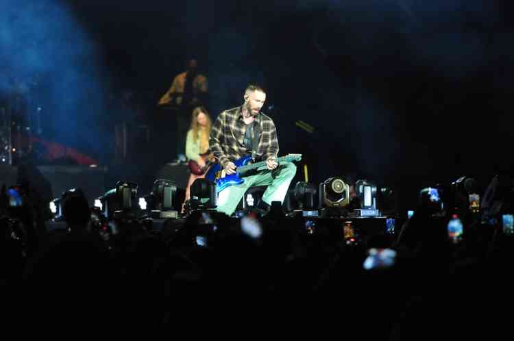 Adam Levine tocando guitarra no palco da Arena MRV