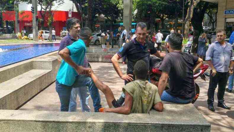 Pedestre conseguiram conter o homem na Praa Diogo de Vasconcelos(foto: Benny Cohen/EM/D.A.Press)
