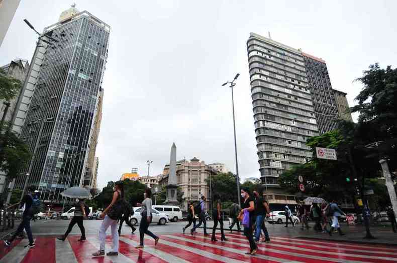 Belo Horizonte em dois tempos ao longo de 2020: acima, os poucos pedestres usam mscara para se proteger contra o novo coronavrus. (foto: Juarez Rodrigues/EM/D.A Press - 14/7/20)
