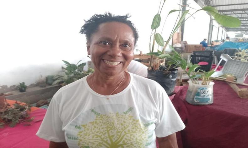 Maria das Dores Martins Vieira, integrante de comunidade quilombola de Araçuaí, tem renda com venda de plantas medicinais(foto: Sérgio Vasconcelos/divulgação) Maria das Dores Martins Vieira