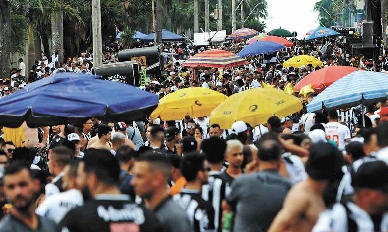 (foto: Túlio Santos/EM/D.A Press ) multidão de atleticanos nas ruas de BH