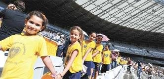 De m�os dadas, estudantes circularam entre as cadeiras do est�dio, antecipando o Dia Nacional de Combate ao Abuso e � Explora��o Sexual de Crian�as e Adolescentes(foto: Euler J�nior/EM/D.A Press)