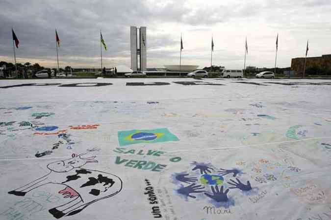 H dois anos, ativistas do Greenpeace montaram banner gigante com mensagens ambientais para o ento presidente Lula em frente  Esplanada dos Ministrios, em Braslia(foto: Roberto Jayme/Reuters)