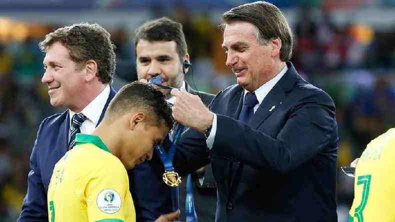 Bolsonaro entrega medalha de ouro para seleo brasileira, aps vitria na Copa Amrica de 2019(foto: Carolina Antunes/Presidncia da Repblica)