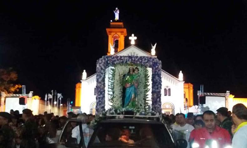 A procisso luminosa e a coroao da imagem de Nossa Senhora da Abadia voltam a acontecer esse ano em frente  igreja da santa