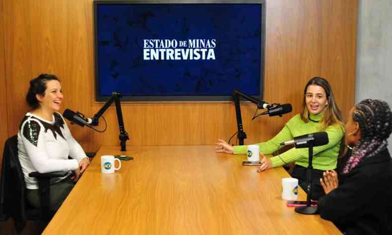 foto da especialista em influncia digital Bia Granja no estdio do podcast EM Entrevista em 31/8