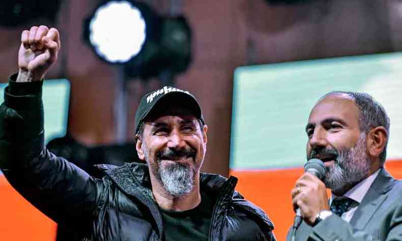 O lder do System of a Down, Serj Tankian ( esq.), apoia o lder oposicionista armnio Nikol Pashinyan, em ato poltico em Erev, capital da Armnia, em 2018