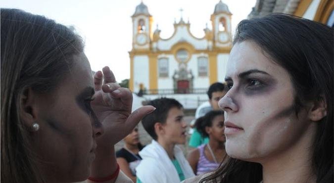Alunos do curso Por tr�s das c�meras filmaram adapta��o do texto Passando o tempo (foto: T�lio Santos/EM/DA Press)