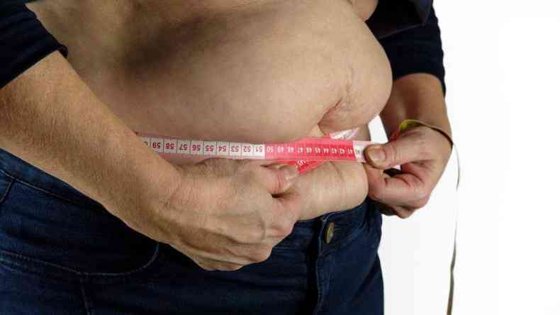 Obeso mede cintura com fita mtrica