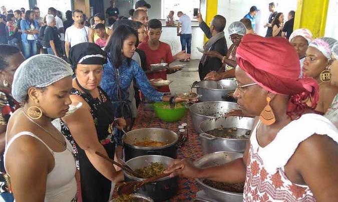 No almoço, delícias como frango com quiabo, cansanção com costelinha, ora-pro-nóbis com o tempero da tradição (foto: Associação Cultural Comunitária de Santa Luzia/Divulgação ) No almoço, delícias como frango com quiabo, cansanção com costelinha, ora-pro-nóbis com o tempero da tradição (foto: Associação Cultural Comunitária de Santa Luzia/Divulgação )