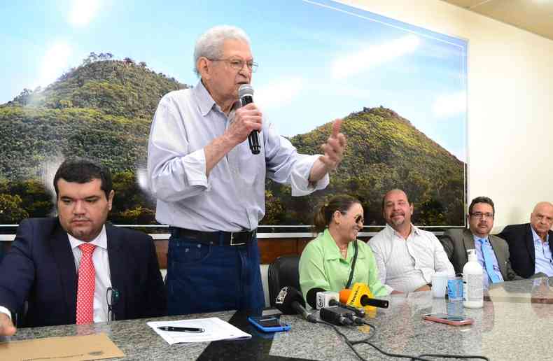 foto mostra prefeito de Montes Claros em solenidade