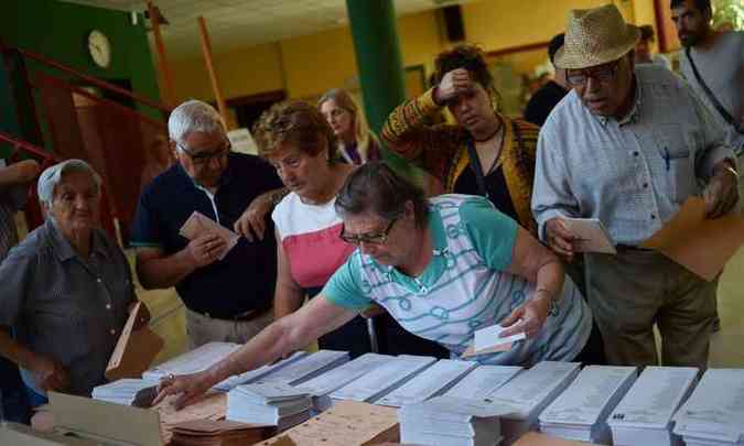 Espanhis votam em eleies parlamentares no Centro de Madrid(foto: AFP/JORGE GUERRERO )