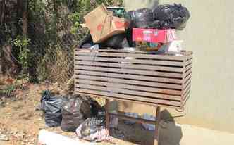 Sacos de lixo se acumulam na frente de imveis em bairros de Lagoa Santa(foto: Divulgao)