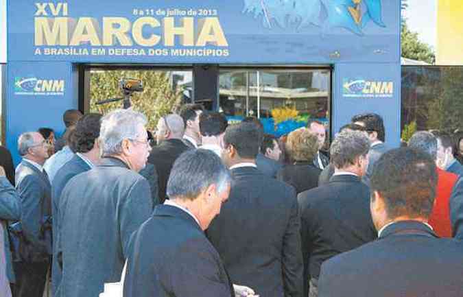 Durante a Marcha a Braslia em Defesa dos Municpios 622 prefeitos responderam ao levantamento da CNM sobre mudanas no sistema politico(foto: ANDRE BORGES/FOLHA PRESS)