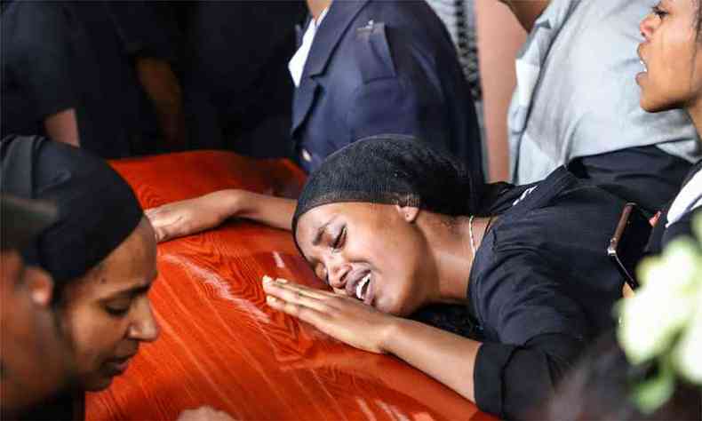 Funeral simblico para as vtimas da queda do avio foi realizada na igreja Saint Trinity, na capital da Etipia(foto: MICHAEL TEWELDE / AFP )