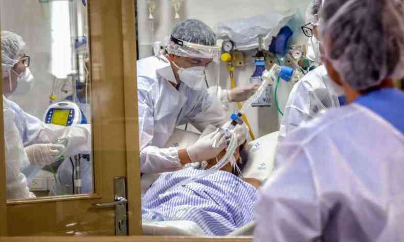 Mdicos atendem paciente com COVID-19 em UTI(foto: SILVIO AVILA/AFP )