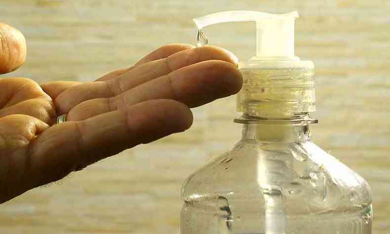 O lcool em gel 70%  um dos produtos mais utilizados no combate ao coronavrus(foto: Pixabay)