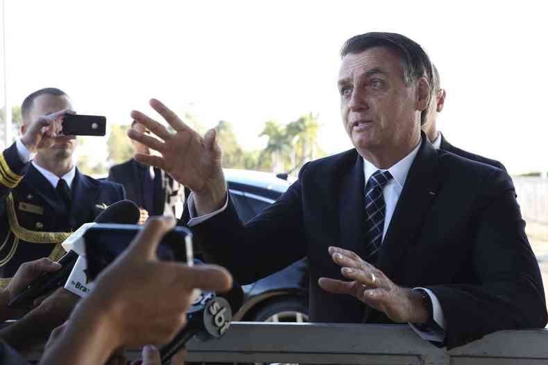 Presidente Jair Bolsonaro fala a apoiadores na porta do Palcio da Alvorada