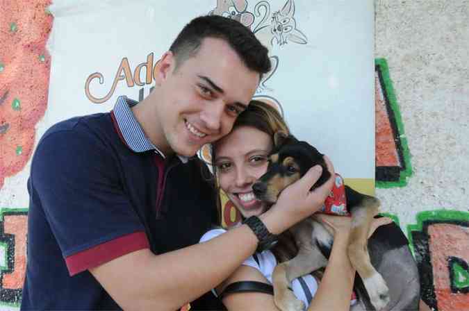Valentina agora tem um lar: o casal Luis Henrique e Bruna viu na pata estendida da cadelinha um pedido (foto: Paulo Filgueiras/EM/D.A Press.)