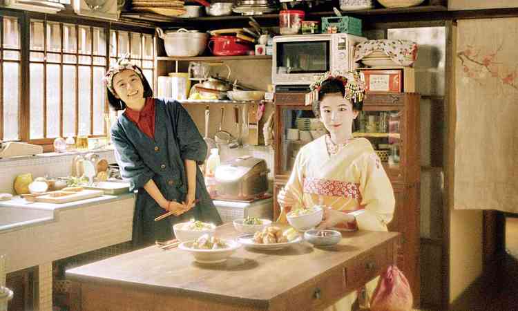Duas garotas japonesas, uma delas vestida como gueixa, esto na cozinha em cena da srie Makanai