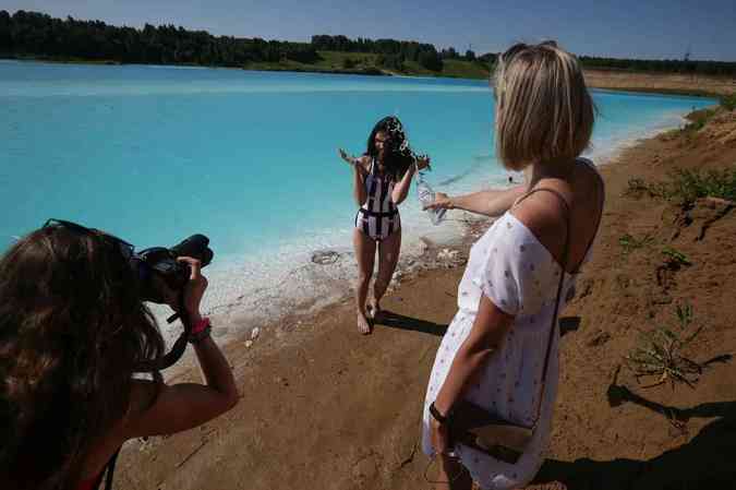 Lago artificial na Sibria  usado para despejo de resduo de uma usina. Substncia que deixa a gua azul irrita a pele, mas isso no impede que turistas e locais se arrisquem atrs de cliques para as redes sociaisROSTISLAV NETISOV / AFP