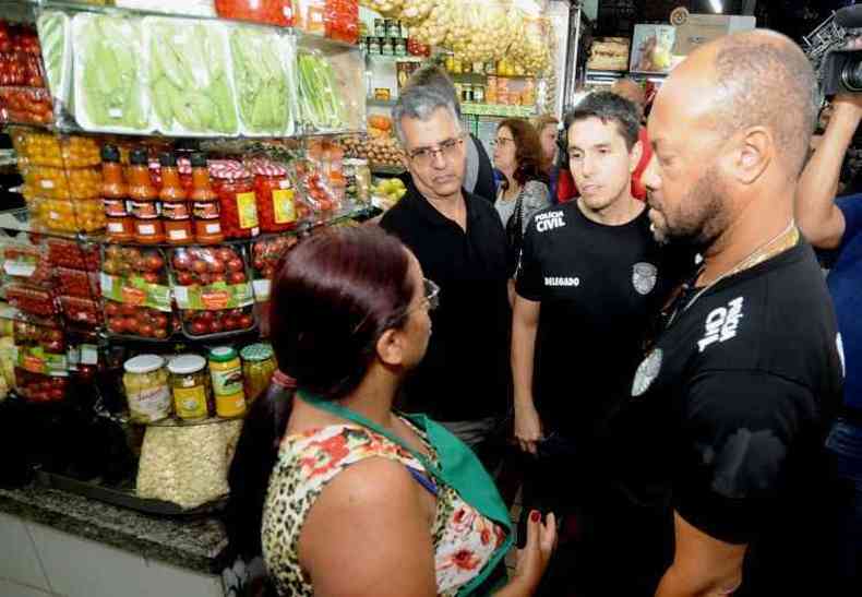 Segundo os policiais, que estiveram nessa sexta-feira no Mercado Central em BH, operao tambm tem carter educativo(foto: Beto Novaes/EM/D.A Press)