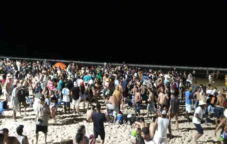 Enquanto nmeros da COVID-19 sobem no Brasil, aglomeraes seguem nas praias do pas, como em Guaparari, nesse sbado (2/1)(foto: Estado de Minas)