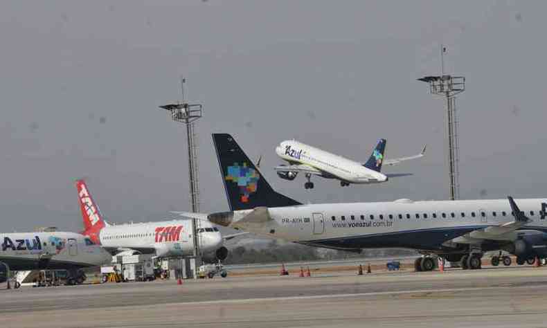 Quatro voos da Azul foram cancelados no terminal da Grande BH (foto: Jair Amaral/ EM/ D.A Press)