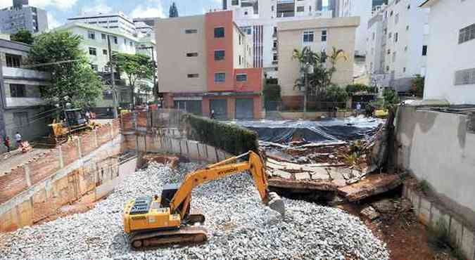 Obras emergenciais continuaram nessa sexta-feira na tentativa de diminuir riscos (foto: Paulo Filgueiras/EM/D.A Press)